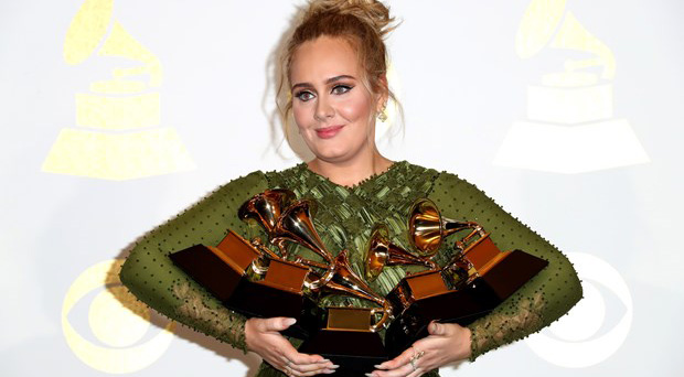 Adele... BABASINI KAYBETTİ!