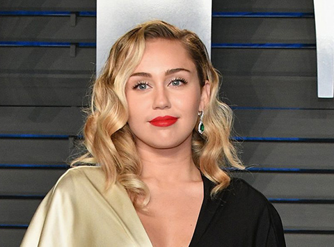 Miley Cyrus Sira Disi Dansi Olay Oldu