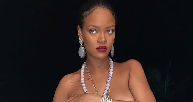 Rihanna... ÇIPLAK VÜCUDUNA O KOLYEYİ TAKINCA!..